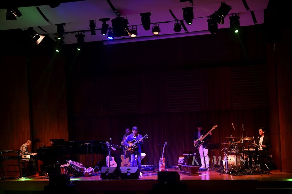 Gitaris Tohpati tampil dalam konser jazz bertajuk A Jazz Moment Tohpati Quintet di Soehanna Hall, Energy Building, Jakarta, Jumat (4/8/2023). 