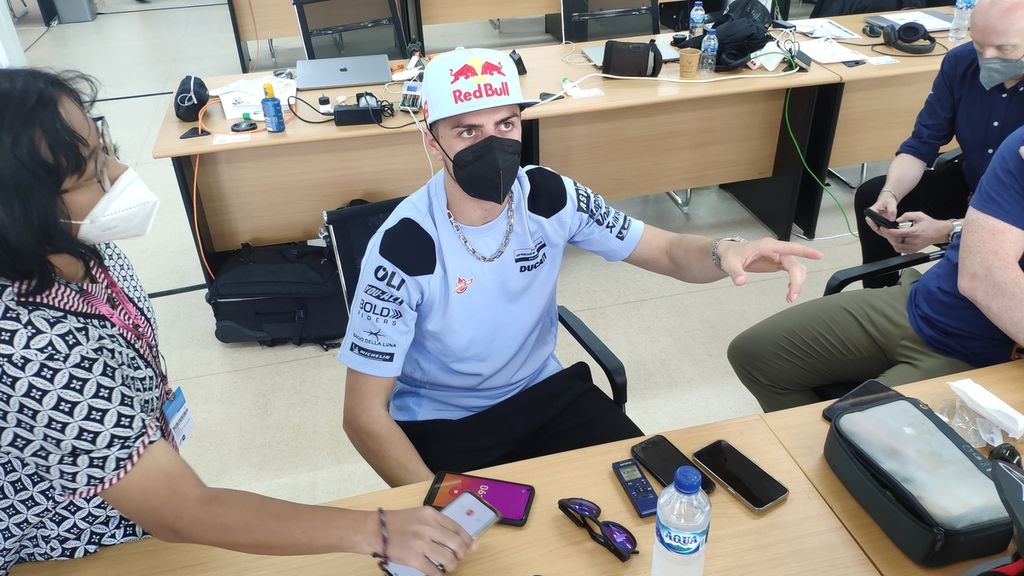 Pebalap tim Gresini Racing, Fabio Di Giannantonio, memberikan keterangan pers di ruang kerja media Sirkuit Mandalika, Lombok Tengah, Nusa Tenggara Barat, Kamis (17/3/2022). Pebalap <i>rookie</i> itu kini memahami lebih baik motornya dan berharap bisa meraih hasil lebih baik dalam balapan MotoGP seri kedua di Mandalika, 18-20 Maret.