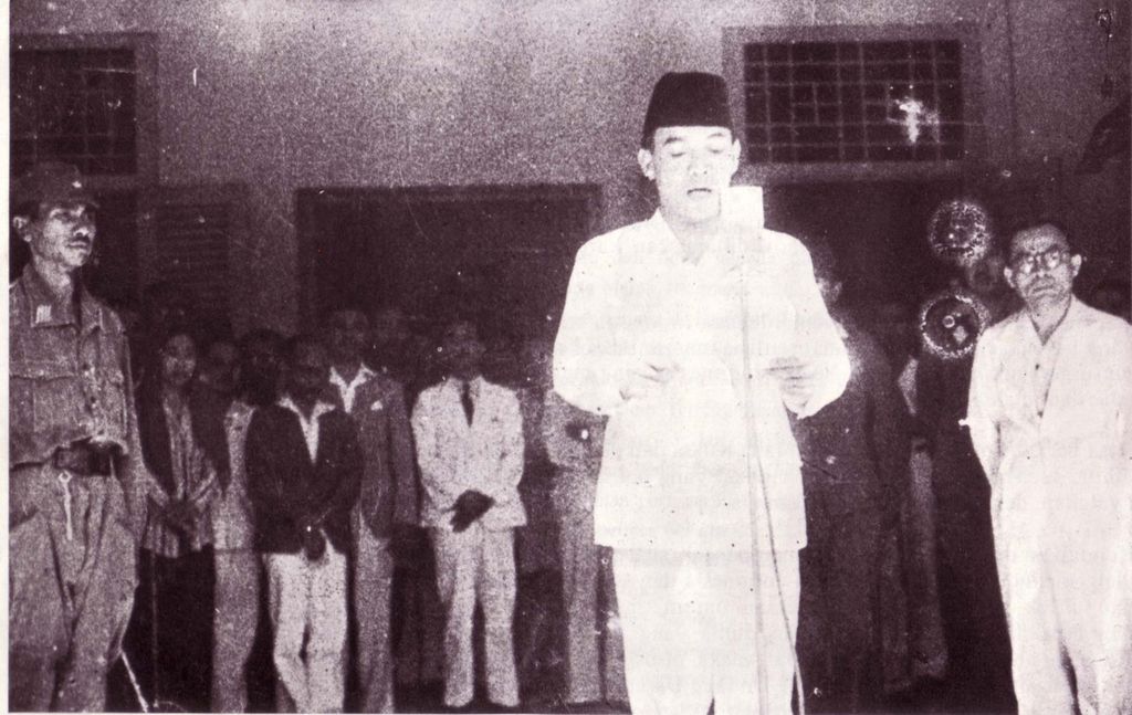 Dokumentasi foto saat Bung Karno didampingi Bung Hatta sedang membacakan teks proklamasi Kemerdekaan Indonesia pada hari Jumat, 17 Agustus 1945, pukul 10.00 di Pegangsaan Timur 56 (sekarang Jalan Proklamasi) Jakarta.