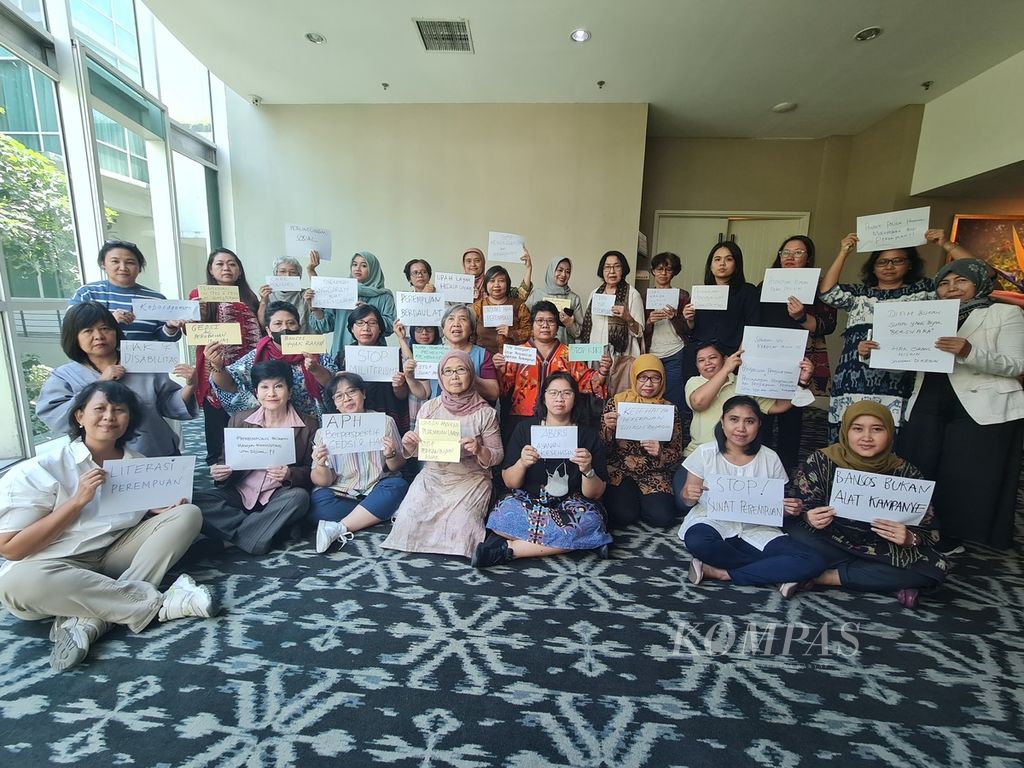 Pernyataan sikap bertema ”Perempuan Tidak Bisa Ditinggalkan, Perempuan Menentukan Kemenangan” disampaikan perempuan aktivis dan pemimpin organisasi perempuan, yang tergabung dalam Koalisi Perempuan Penyelamat Demokrasi dan HAM,  di Jakarta, Rabu (20/12/2023).