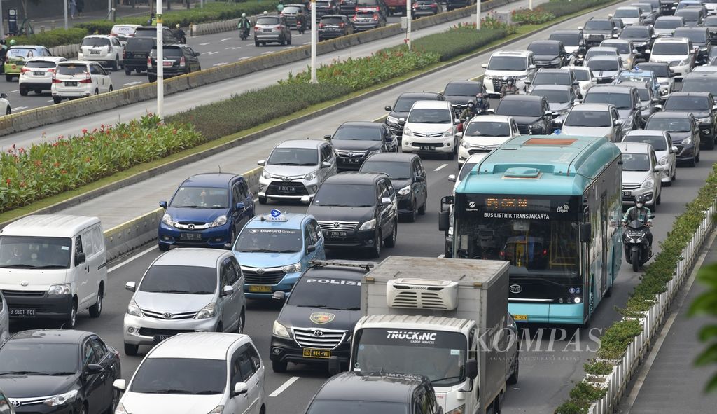 Bus listrik Transjakarta melintas di Jalan Sudirman, Jakarta, Selasa (14/6/2022). Selain untuk mengurangi kemacetan, penggunaan bus listrik juga untuk mengurangi polusi suara dan emisi karbon dioksida gas buang kendaraan.
