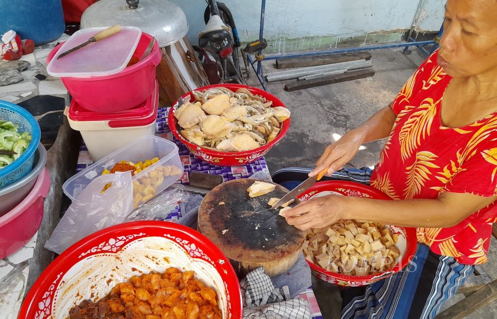 Hidangan aneka sate menjadi ciri kuliner di Dusun Wanasari atau Kampung Jawa, Desa Dauh Puri Kaja, Kecamatan Denpasar Utara, Kota Denpasar, Bali, selama puasa Ramadhan. 