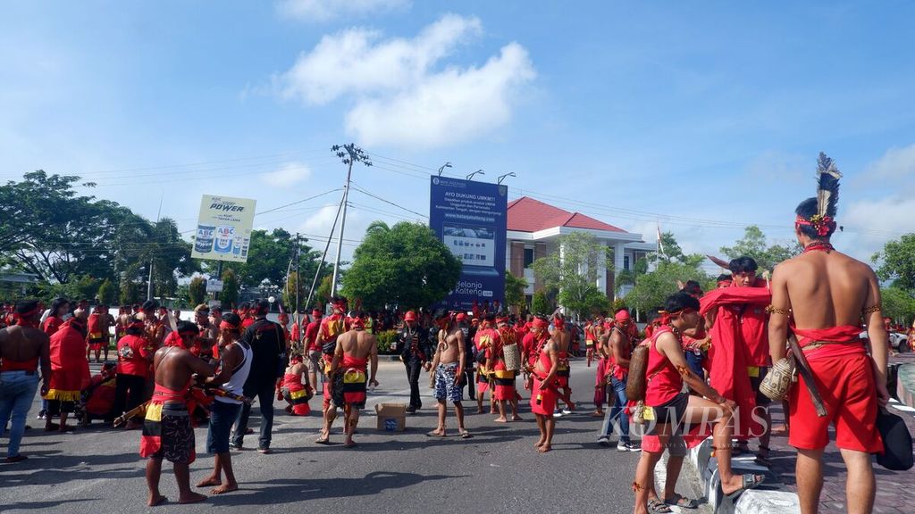 Massa dari Koalisi Keadilan untuk Kinipan, mahasiswa, dan Tariu Borneo Bangkule Rajank (TBBR) atau Pasukan Merah menggelar aksi di luar Gedung Pengadilan Tipikor Palangkaraya, Kalteng, Rabu (15/6/2022).