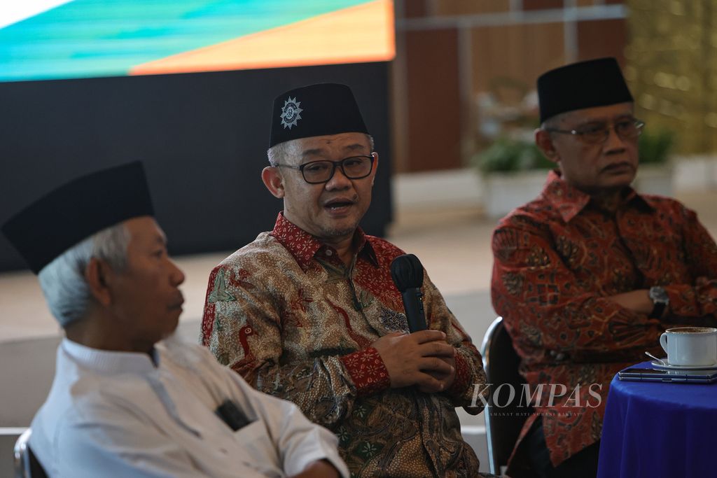 Ketua Pimpinan Pusat Muhammadiyah Saad Ibrahim, Sekretaris Umum PP Muhammadiyah Abdul Mu'ti, dan Ketua Umum PP Muhammadiyah Haedar Nashir (dari kiri ke kanan) hadir dalam acara <i>media gathering</i> di Gedung Pusat Dakwah Muhammadiyah, Jakarta, Kamis (28/12/2023).