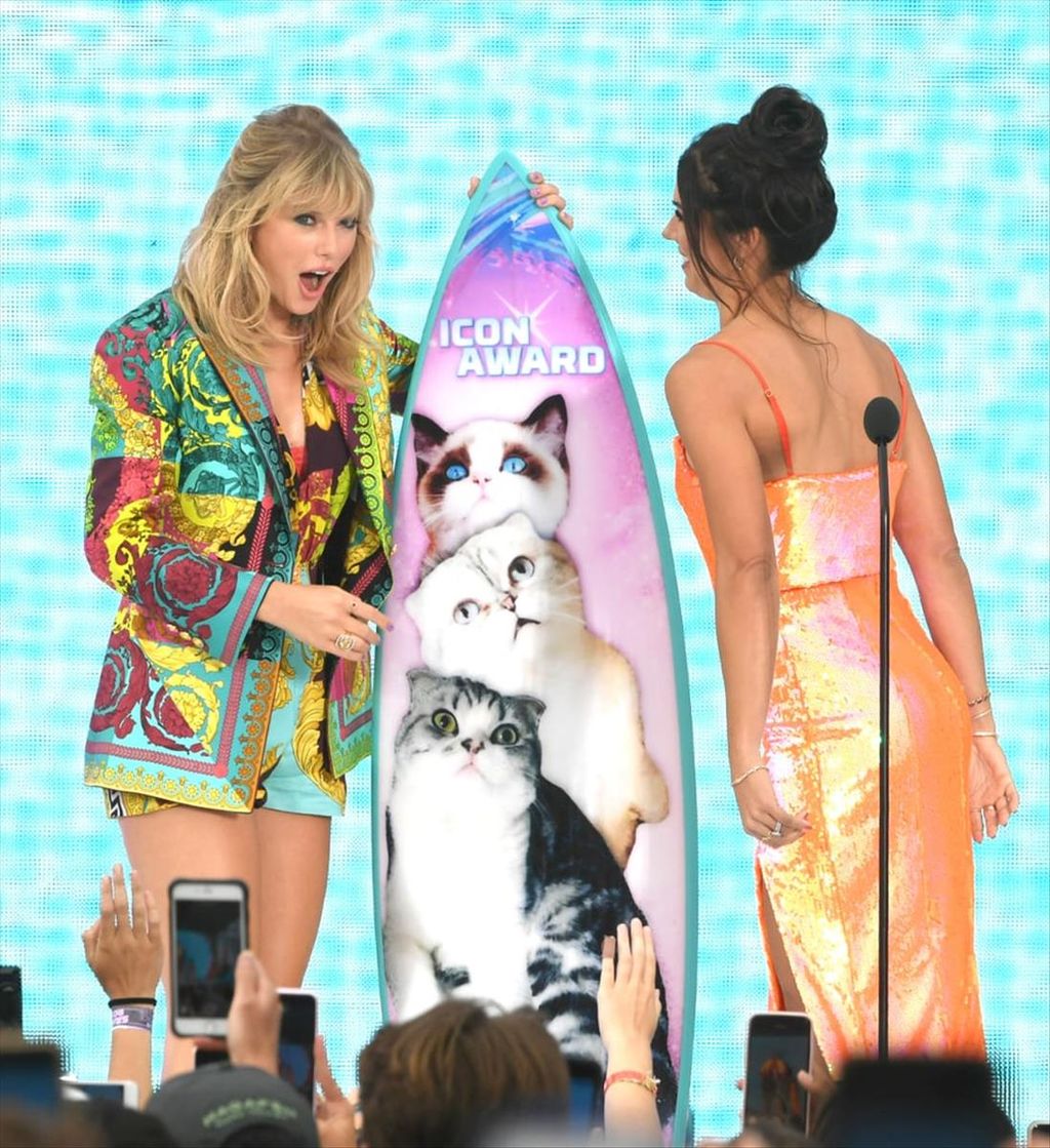 Taylor Swift (kiri) saat menerima Icon Awards pada Teen Choice Awards 2019 di California, Amerika Serikat, 11 Agustus 2019. 