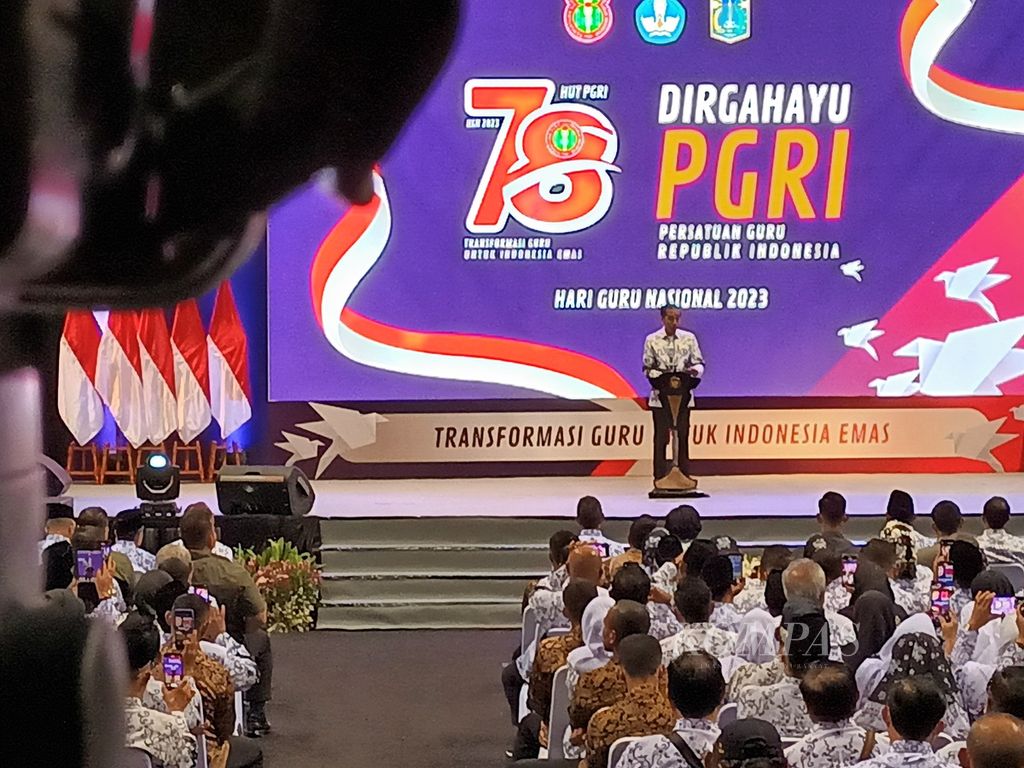 Presiden Joko Widodo memberikan sambutan pada peringatan Hari Ulang Tahun Ke-78 Persatuan Guru Republik Indonesia dan Hari Guru Nasional Tahun 2023 di Britama Arena, Kelapa Gading, Jakarta Utara, Sabtu (25/11/2023).