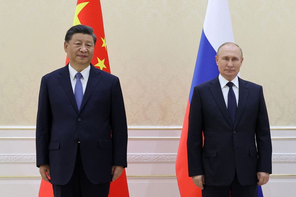 Presiden China Xi Jinping (kiri) berfoto bersama Presiden Rusia Vladimir Putin di Samarkand, Uzbekistan, di sela-sela pertemuan Organisasi Kerja Sama Shanghai (SCO) pada 15 September 2022.