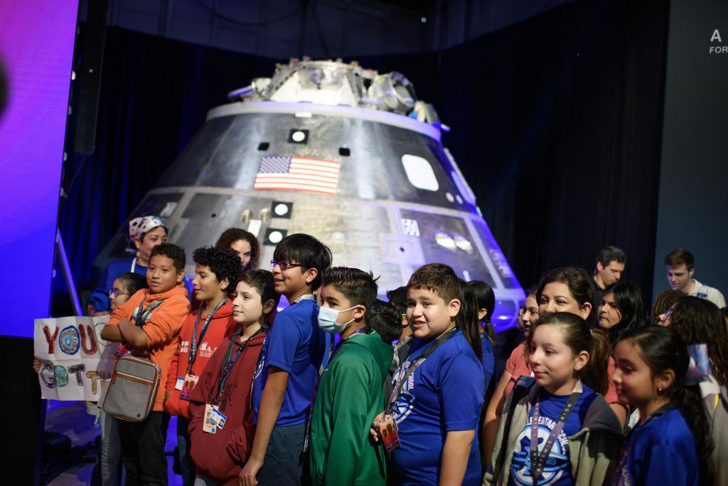 Anak-anak sekolah dasar menunggu pengumuman kru Artemis II di Bandara Ellington di Houston, Texas, 3 April 2023. 