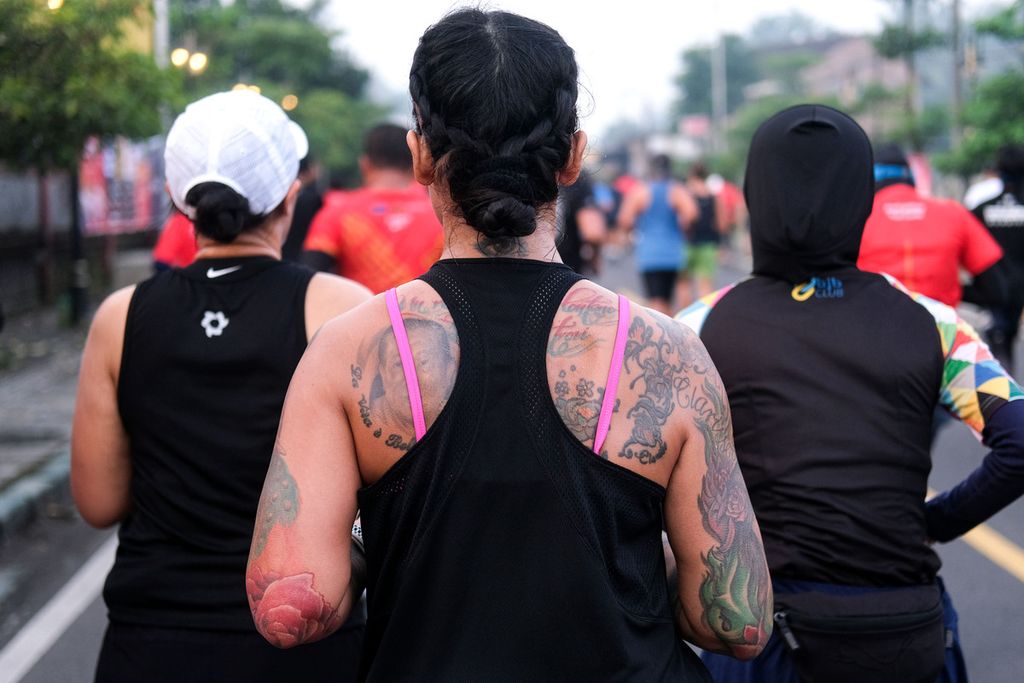 Pelari Borobudur Marathon 2022 Powered by Bank Jateng melaju untuk menyelesaikan lomba, Minggu (12/11/2022).