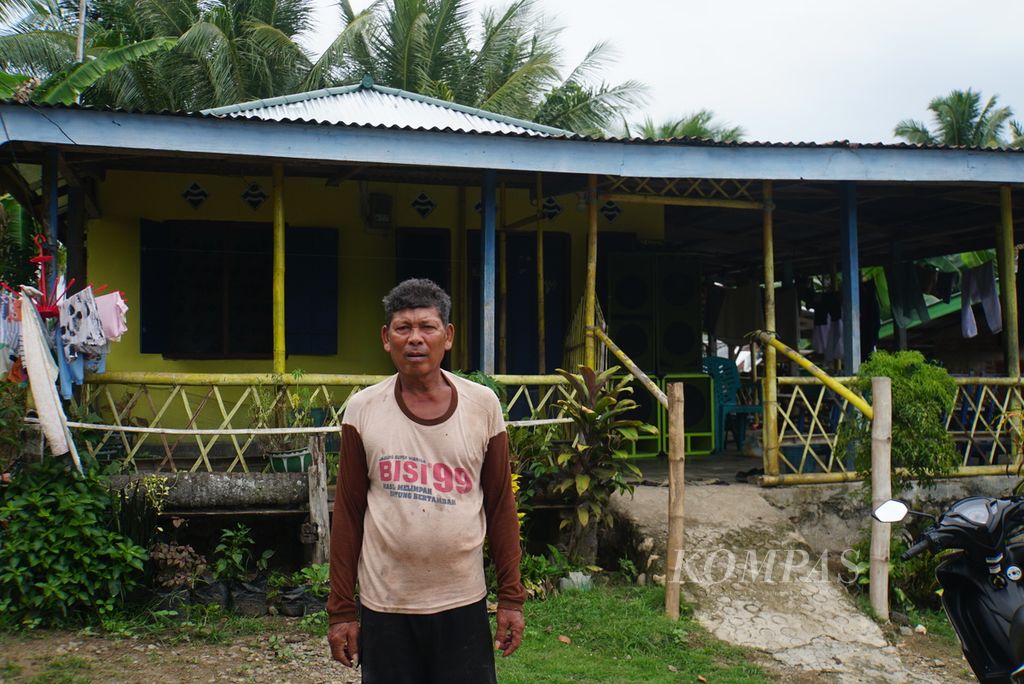 Abdullah Isa (60), petani jagung, di depan rumahnya di Desa Pongongaila, Pulubala, Kabupaten Gorontalo, Provinsi Gorontalo, Kamis (30/11/2023). Ia telah bertani jagung sejak 1982.