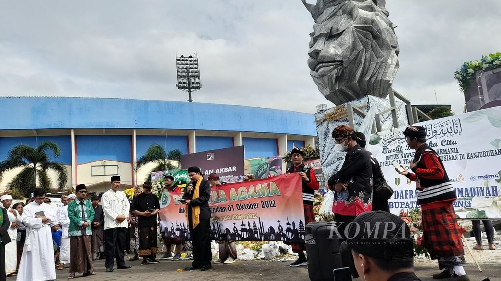 Doa lintas agama dalam rangka tujuh hari peristiwa tragedi Kanjuruhan dilakukan pada Jumat (7/10/2022) sore di depan patung singa di halaman stadion.