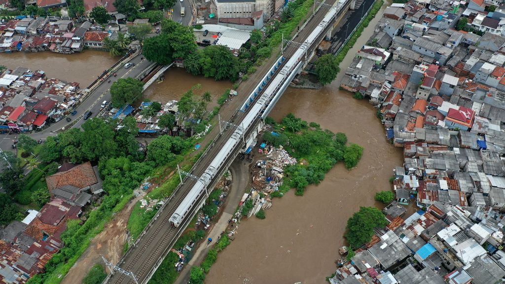 The train crossed residents' homes on the banks of the Ciliwung River in Kebon Manggis, Matraman, East Jakarta and Bidara Cina, Jatinegara, East Jakarta, Monday (27/2/2023).