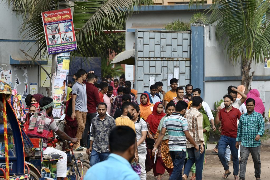 Pekerja garmen keluar pabrik saat jam istirahat di Ashulia, Bangladesh, Rabu (8/11/2023), sehari setelah otoritas Dewan Upah Minimum mengumumkan upah minimum untuk pekerja garmen. Bangladesh menaikkan gaji bulanan minimum bagi empat juta pekerja garmen sebesar 56,25 persen. Keputusan ini langsung ditolak serikat pekerja yang menginginkan kenaikan gaji hampir tiga kali lipat.