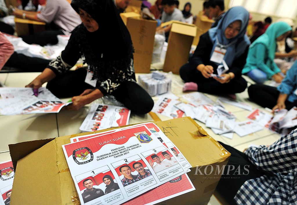 Sekitar 150 pekerja lepas melipat dan menyortir kertas suara untuk Pilkada DKI Jakarta 2017 di Kantor KPU Jakarta Barat, Selasa (24/1/2017). 