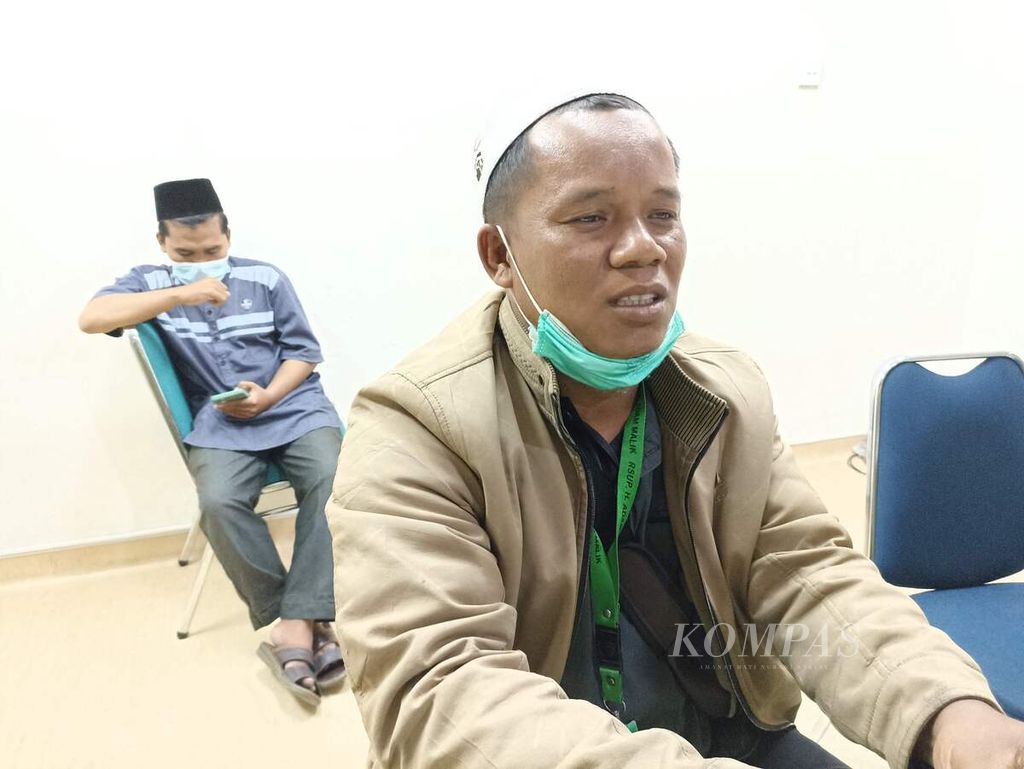 Jumat, ayah bayi kembar siam dari Kabupaten Asahan, menunggu perawatan anaknya di RSUP H Adam Malik, di Medan, Sumatera Utara, Rabu (8/6/2022). 