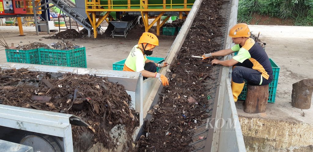 Sampah dipilah di tempat penyaringan sampah di TB Simatupang, Jakarta Selatan, Senin (11/12/2023). Olahan sampah ini akan dijadikan pupuk kompos dan bahan bakar alternatif.
