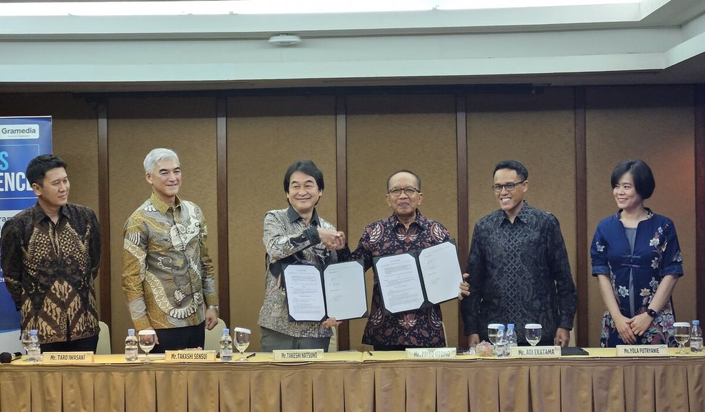 Suasana penandatanganan kerja sama antara Gramedia dengan Kadokawa, salah satu perusahaan penerbitan terbesar asal Jepang, di Jakarta, Jumat (5/1/2024). Kolaborasi ini salah satunya akan membangun platform digital yang memasarkan produk-produk kedua penerbit.