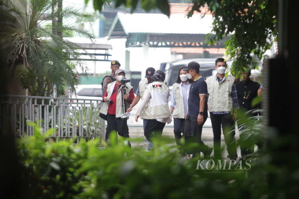 KPK investigators examined the official residence of Sidoarjo Regent Ahmad Muhdlor Ali on Wednesday (31/1/2024). The investigation is related to a case of alleged tax incentive and regional levy cuts at the Sidoarjo Regional Tax Service Agency, which is currently being investigated by the KPK.