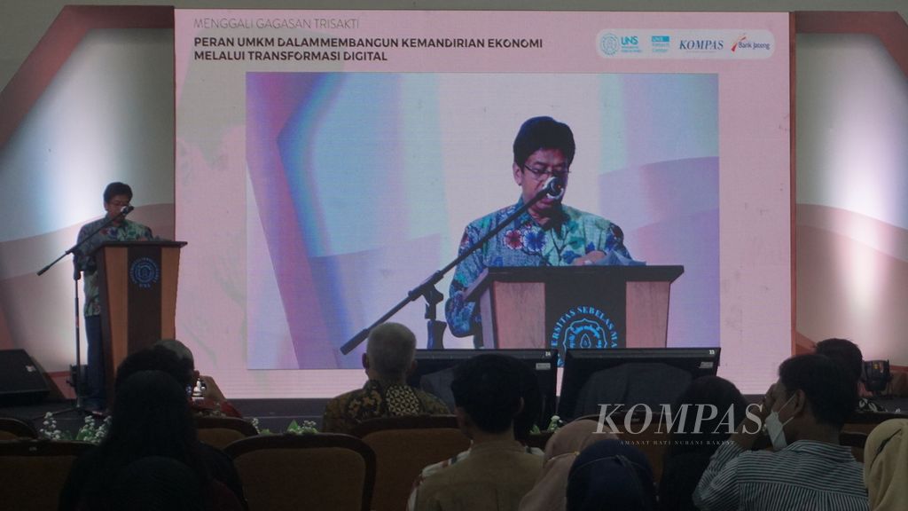 Rektor UNS Jamal Wiwoho menyampaikan pidatonya dalam diskusi bertajuk “Peran UMKM dalam Membangun Kemandirian Ekonomi Melalui Transformasi Digital” yang digelar atas kerja sama harian <i>Kompas</i> dan Universitas Negeri Sebelas Maret (UNS) dengan dukungan dari Bank Jateng, di Gedung Ki Hajar Dewantara UNS, Kota Surakarta, Jawa Tengah, Rabu (15/6/2022). Acara tersebut juga bagian dari Festival Bulan Bung Karno.