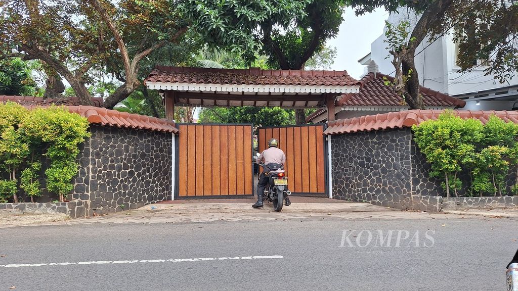 The atmosphere of the house where Brigadier Ridhal Ali Tomi died, allegedly by suicide, on Jalan Mampang Prapatan IV, Tegal Parang Village, South Jakarta, on Sunday (28/4/2024).