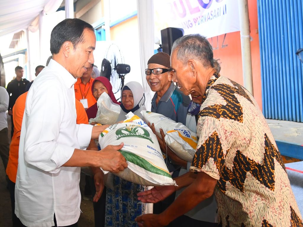 Presiden Joko Widodo meninjau Gudang Bulog Purwosari, Kabupaten Karawang, Jawa Barat, Kamis (14/9/2023). Dalam peninjauan, Presiden juga membagikan bantuan pangan berupa 10 kg beras. 