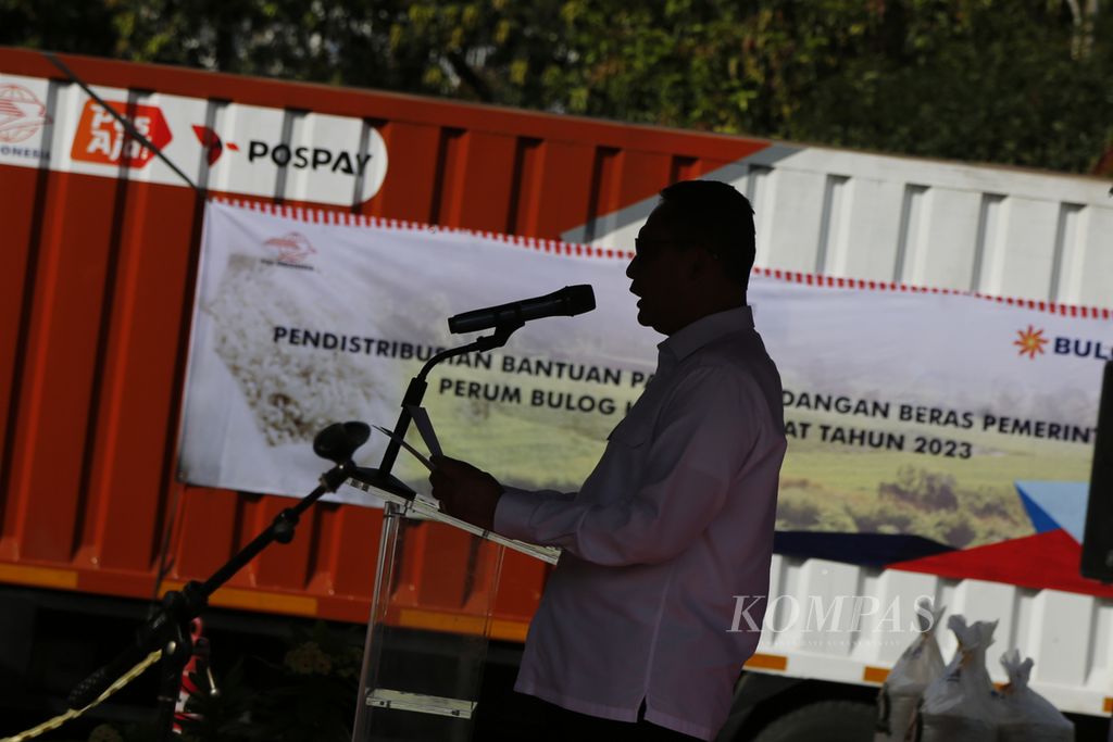 Direktur Utama Perum Bulog Budi Waseso memberi sambutan sebelum secara seremoni melepas keberangkatan penyaluran cadangan beras pemerintah untuk bantuan pangan 2023 di Kantor Wilayah Jakarta dan Banten Perum Bulog, Jakarta Utara, Kamis (6/4/2023). 