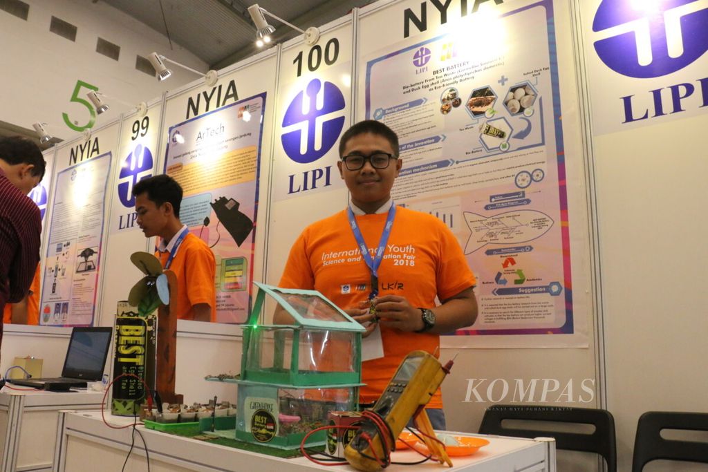 Salah satu hasil riset siswa SMA di Sidoarjo, Jawa Timur, menemukan kulit telur asin dan ampas teh bisa menghasilkan energi listrik. Karya-karya seperti ini dipamerkan dalam Indonesia Science Expo 2018.