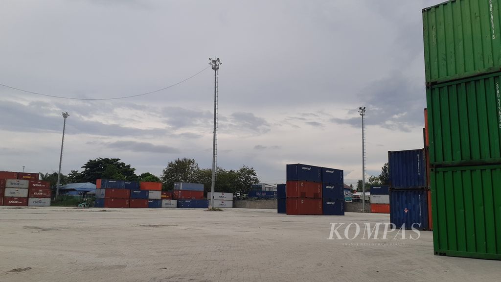 Tumpukan kontainer di kompleks Pelabuhan Pantoloan di Kota Palu, Sulawesi Tengah, Kamis (7/7/2022).
