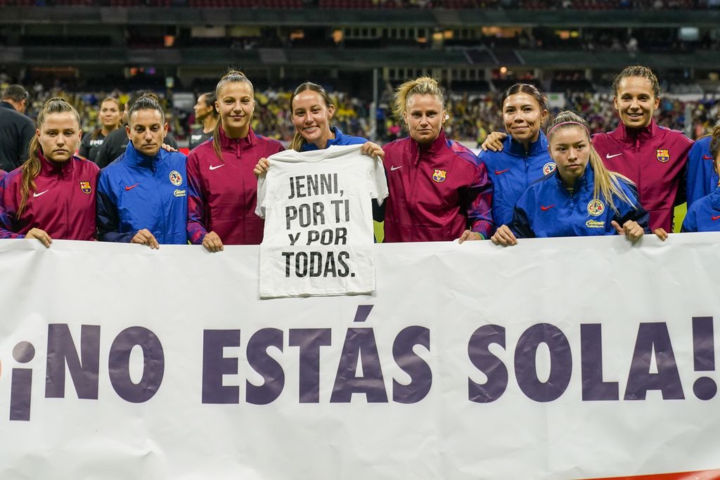 Dukungan dari para pemain Meksiko dan Spanyol untuk Jenni Hermoso, di Stadion Azteca, Meksiko, 29 Agustus 2023. Mereka membawa poster bertuliskan dukungan dalam bahasa Spanyol yang berbunyi, "Kamu tidak sendiri" dan kaus bertuliskan "Jenni untukmu dan untuk kita semua."