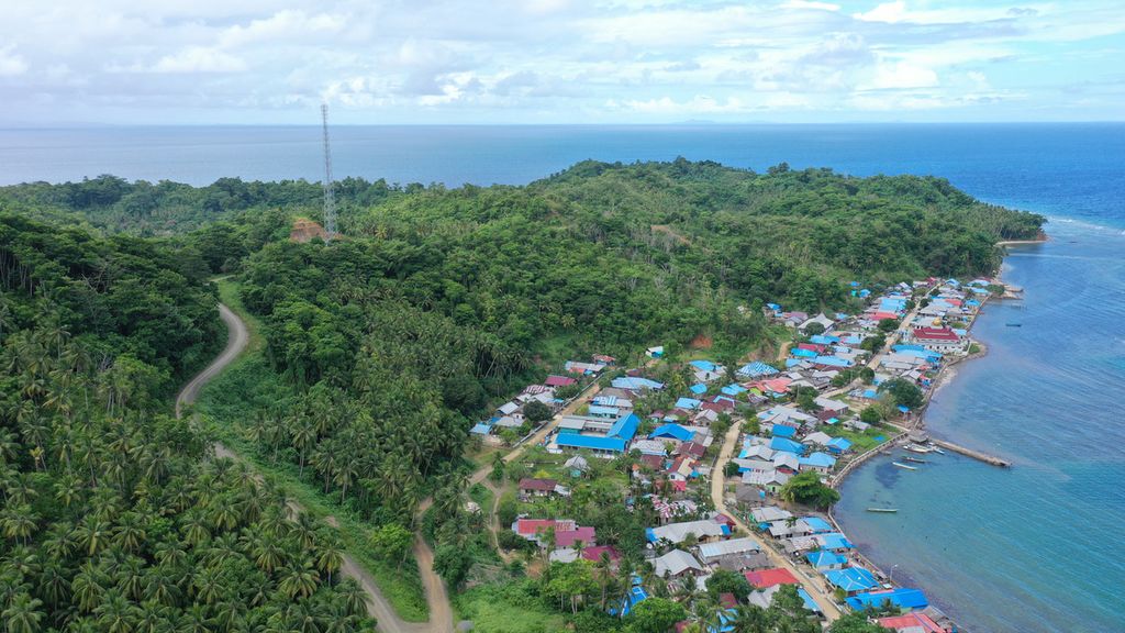 The residential area on Gag Island, Raja Ampat, West Papua, Saturday (5/6/2021). Mining of nickel material on the island is still ongoing.