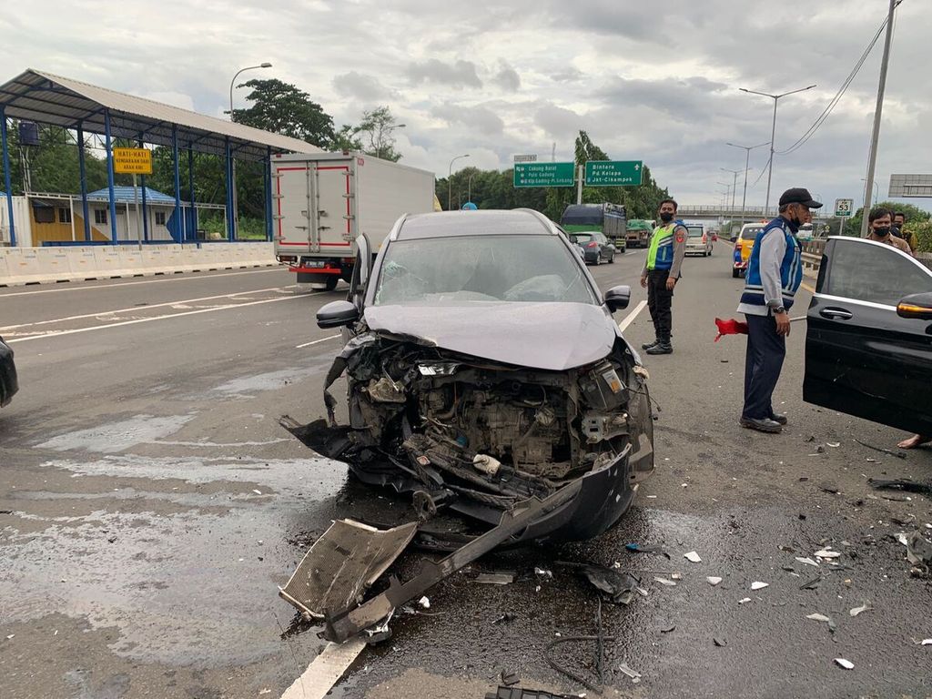 Mobil yang rusak setelah kecelakaan yang diakibatkan mobil melawan arus di Jalan Tol Lingkar Luar Jakarta di daerah Cakung, Jakarta Timur, Sabtu (27/11/2021).
