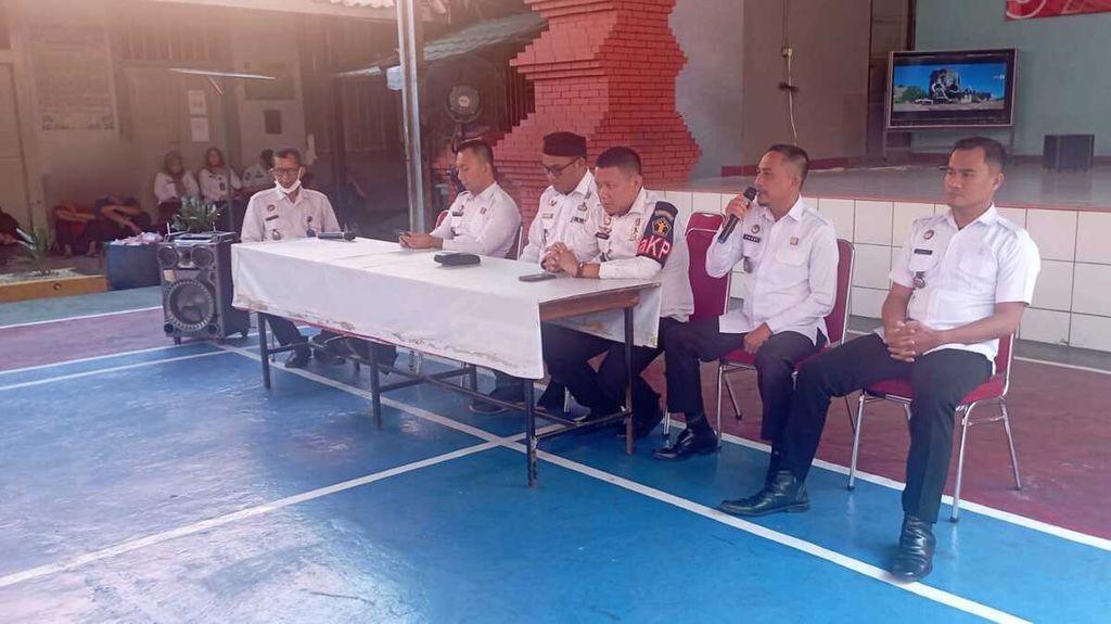 Sejumlah pejabat Rumah Tahanan Kelas I Cirebon, Jawa Barat, menggelar sosialisasi terkait aturan kunjungan Lebaran di Rutan, Rabu (19/4/2023). Petugas membuka layanan kunjungan tatap muka selama empat hari dari 1 Syawal hingga 4 Syawal.