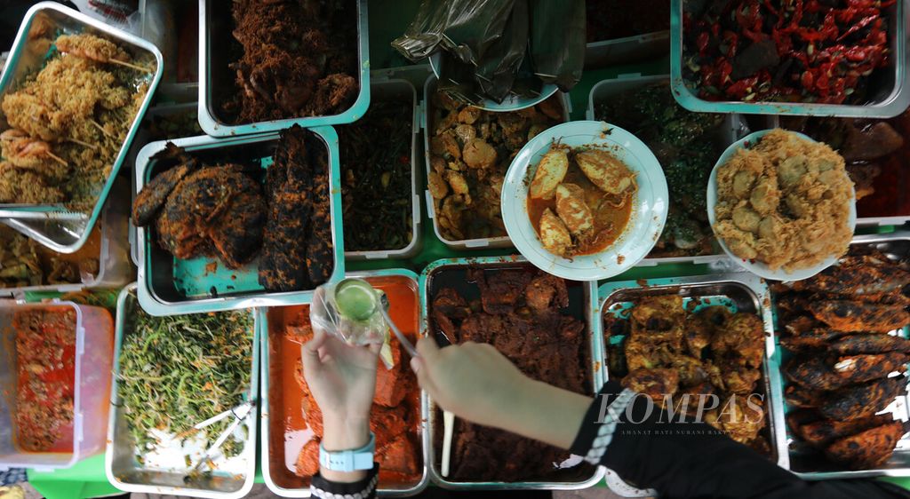 Pedagang makanan takjil melayani pembeli di Pasar Rawamangun, Jakarta Timur, 13 April 2021. Pasar takjil ini merupakan salah satu sentra makanan musiman yang ramai dikunjungi warga saat menjelang berbuka puasa. 