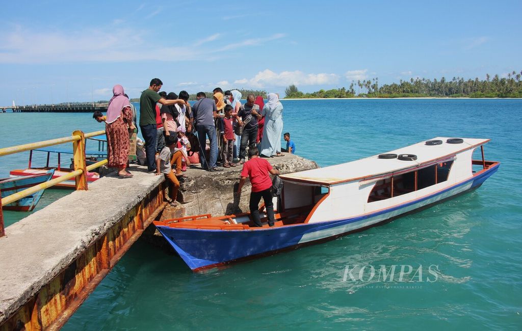 Warga saat hendak naik ke kapal kayu dari Pelabuhan Pulau Banyak, Kabupaten Aceh Singkil, Aceh, untuk menuju pulau-pulau kecil menikmati keindahan wisata bahari.