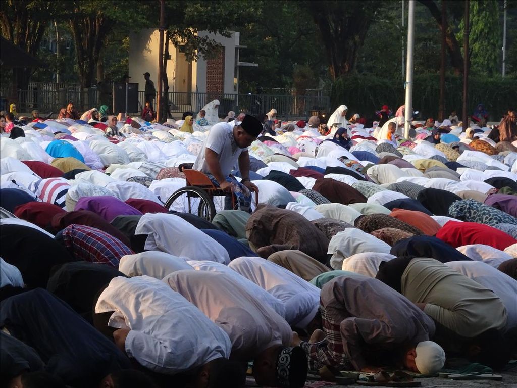 Muslims hold Eid prayers in the Solo City Hall yard, Central Java, Wednesday (5/6/2019).