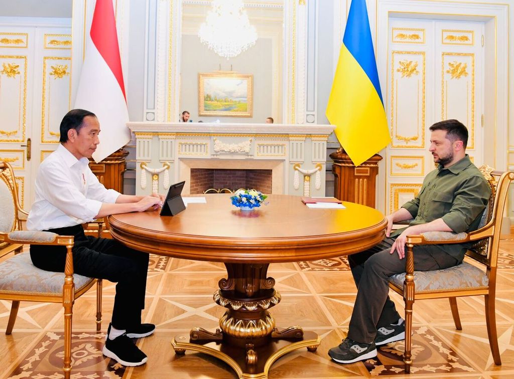 Presiden Joko Widodo dan Presiden Ukraina Volodymyr Zelenskyy melangsungkan pertemuan <i>tete-a-tete</i> di Istana Maryiinsky, Kyiv, Ukraina, Rabu (29/6/2022).