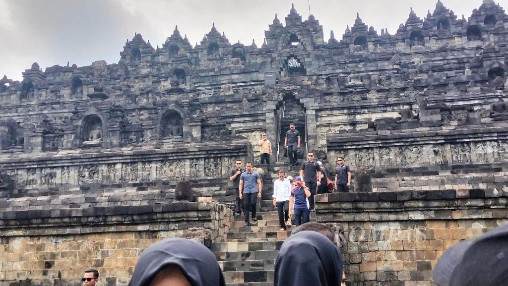 Escorted by Paspampres, President Joko Widodo descended from the structure of Borobudur Temple, Magelang Regency. Saturday (25/5/2024).