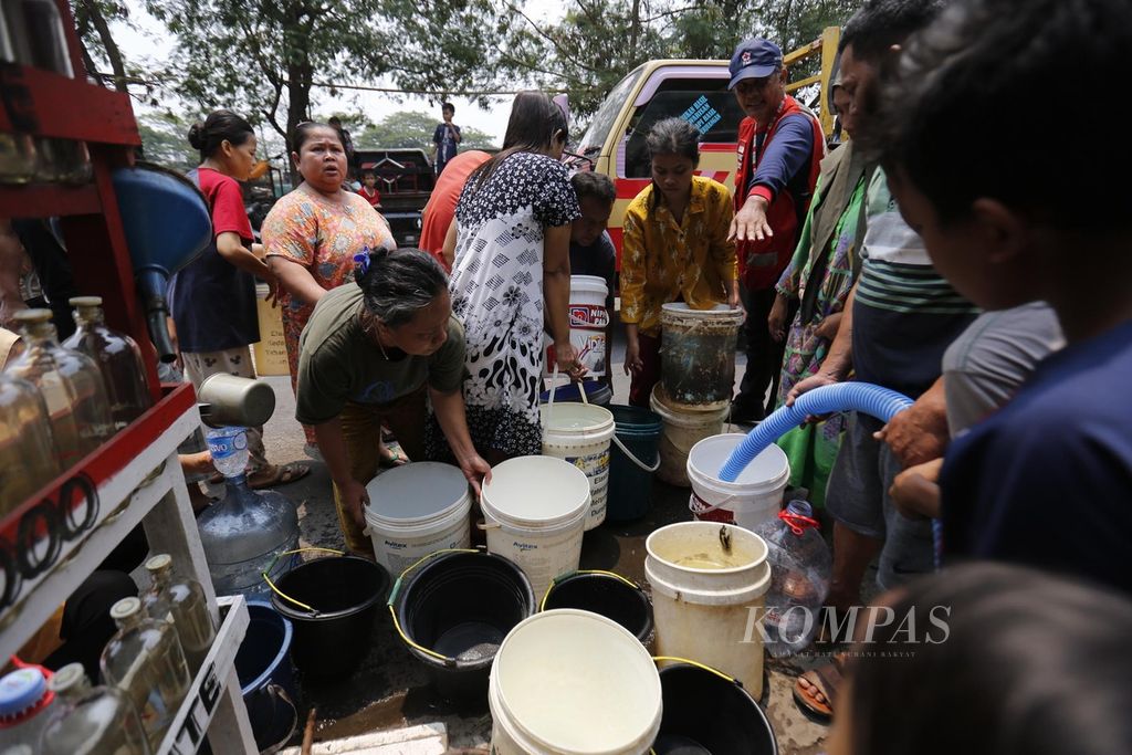 Sekitar 40 keluarga di RT 007, RW 010, Kapuk, Cengkareng, Jakarta Barat, antre untuk mendapatkan air bersih yang dibagikan oleh PMI, Sabtu (30/9/2023).
