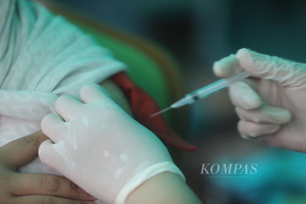 Warga menerima suntikan vaksinasi penguat Covid-19 Indovac di Puskesmas Menteng, Jakarta Pusat, Rabu (3/5/2023). Sebelumnya, vaksin Indovac hanya dapat digunakan untuk vaksin dosis ketiga. Aturan ini sesuai dengan Surat Edaran Satuan Gugus Tugas Penanganan Covid-19. Saat ini IndoVac, vaksin Covid-19 produksi Bio Farma, sudah bisa digunakan sebagai vaksin penguat bagi warga berusia 18 tahun ke atas yang telah mendapat suntikan vaksin buatan Pfizer dalam vaksinasi primer. 