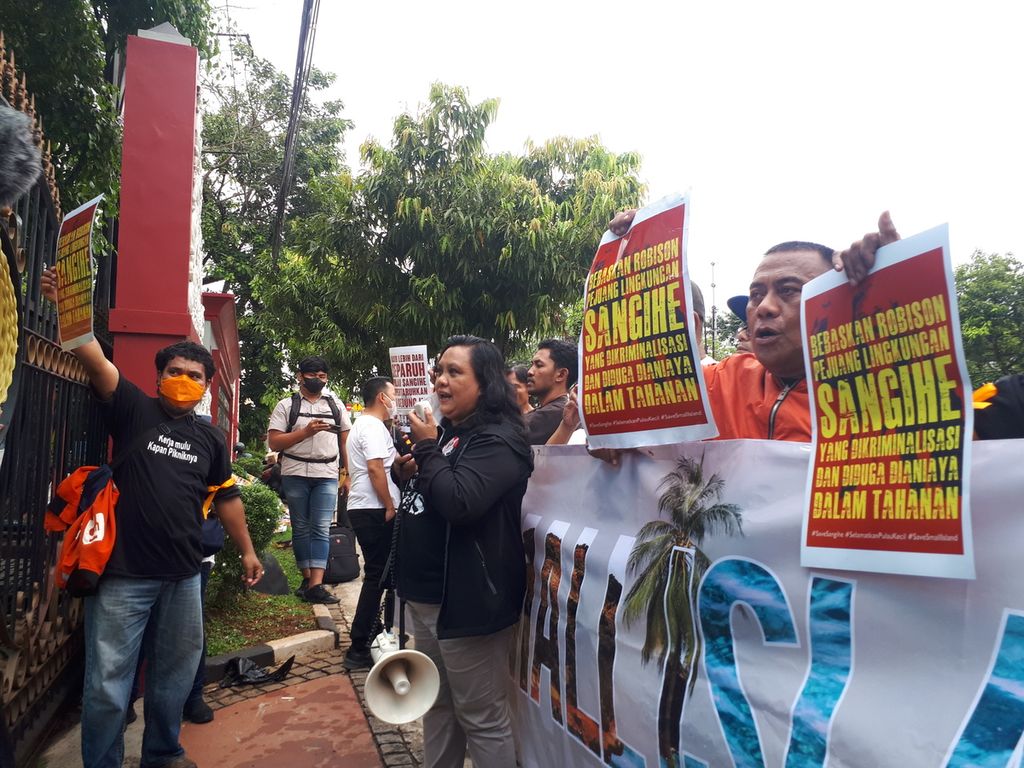 Warga Kepulauan Sangihe, Sulawesi Utara, berunjuk rasa di depan Gedung Ditjen Pemasyarakatan, Jakarta Pusat, Kamis (17/11/2022).