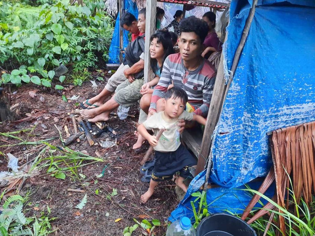 Warga mengungsi ke pondok di bukit dekat perkampungan di Desa Simalegi, Kecamatan Siberut Barat, Kabupaten Kepulauan Mentawai, Sumatera Barat, seusai gempa M 5,9 yang mengguncang wilayah kabapaten ini, Senin (29/8/2022). 