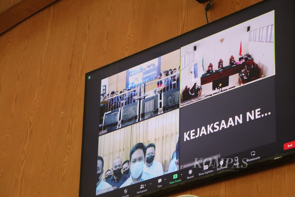 Delapan terdakwa kasus kekerasan dan perdagangan orang di kerangkeng rumah Bupati Langkat Terbit Rencana Perangin-Angin mengikuti persidangan secara daring, di Pengadilan Negeri Stabat, di Kabupaten Langkat, Sumatera Utara, Rabu (9/11/2022).