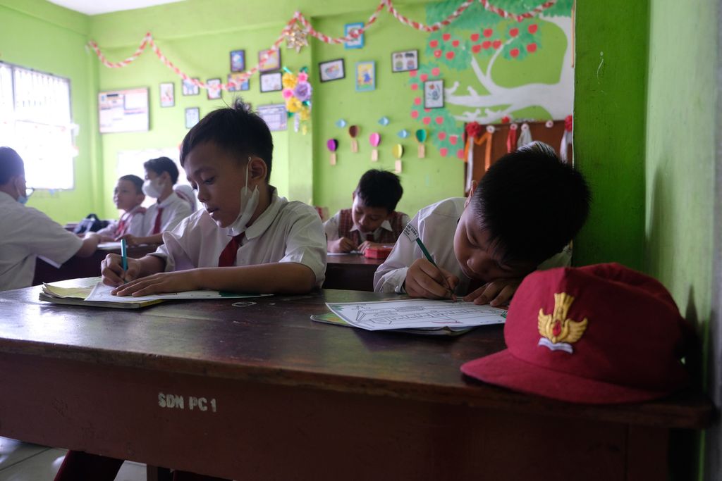 Sejumlah siswa belajar di salah satu kelas di SDN Pondok Cina 1, Depok, Jawa Barat, Senin (12/12/2022). 