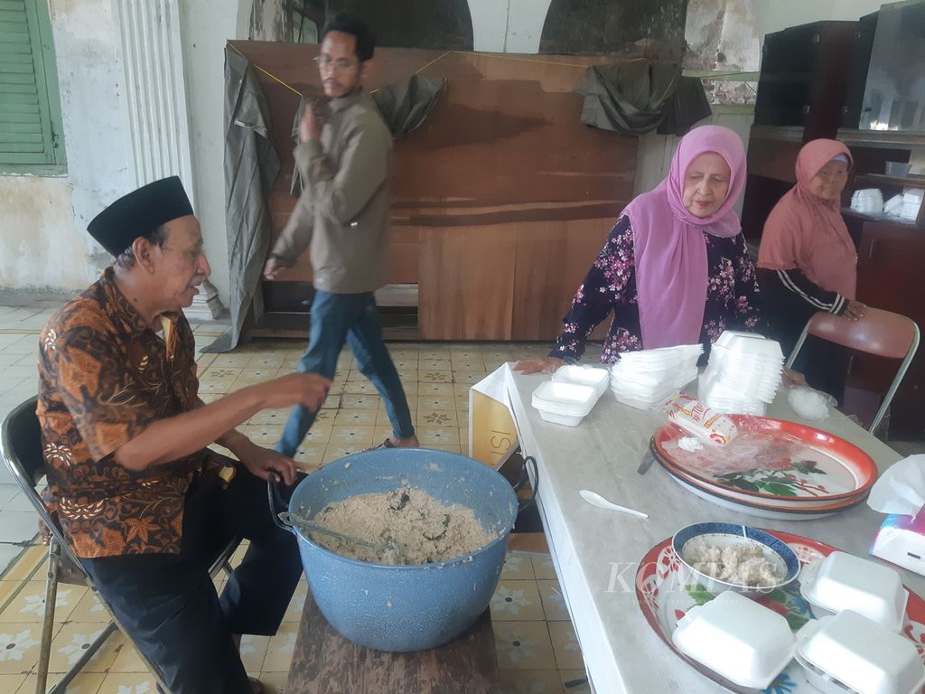 Keluarga Bayasut membuat bubur khas Timur Tengah itu untuk warga sekitar setiap bulan Ramadhan.