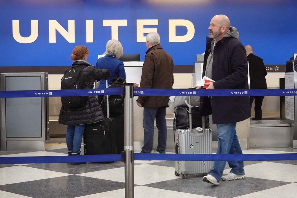 Sejumlah calon penumpang tengah melakukan proses <i>check in</i> di meja United Airlines, di Bandara Internasional O'Hare di Chicago, Iilinois,  pada Selasa (23/1/2024).