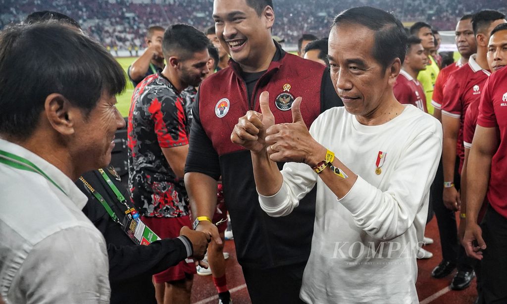 Presiden Joko Widodo memberikan acungan jempol kepada Pelatih Indonesia Shin Tae-yong seusai laga uji coba antara timnas Indonesia dan timnas Argentina di Stadion Utama Gelora Bung Karno, Jakarta, Senin (19/6/2023). Argentina saat itu mengalahkan Indonesia dengan skor 2-0.