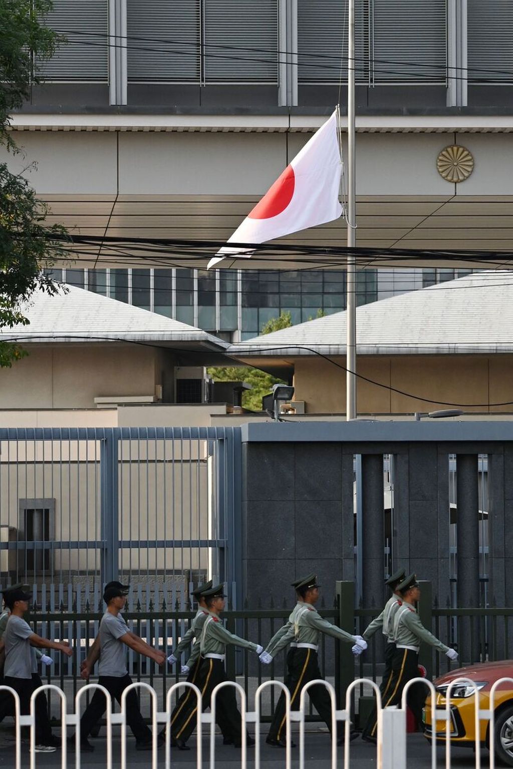 Petugas keamanan berjalan berbaris di depan Kedutaan Besar Jepang di Beijing, China, Kamis (19/9/2024).