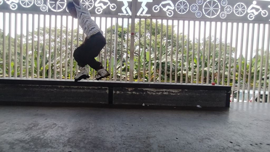 Putra Aji (29) tengah menunjukkan trik sepatu roda yang dikuasainya, di Skatepark Pasar Rebo, Cijantung, Jakarta Timur, Minggu (23/10/2022).