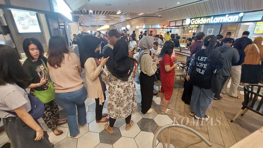 Antrean pengunjung di restoran yang menawarkan diskon menyambut Pemilu 2024 di Grand Indonesia, Jakarta, Rabu (14/2/2024). Beragam bentuk promosi ditawarkan di pusat perbelanjaan menyambut antusiasme warga yang berpartisipasi dalam pemilu dengan menunjukkan bukti jari ungu. 