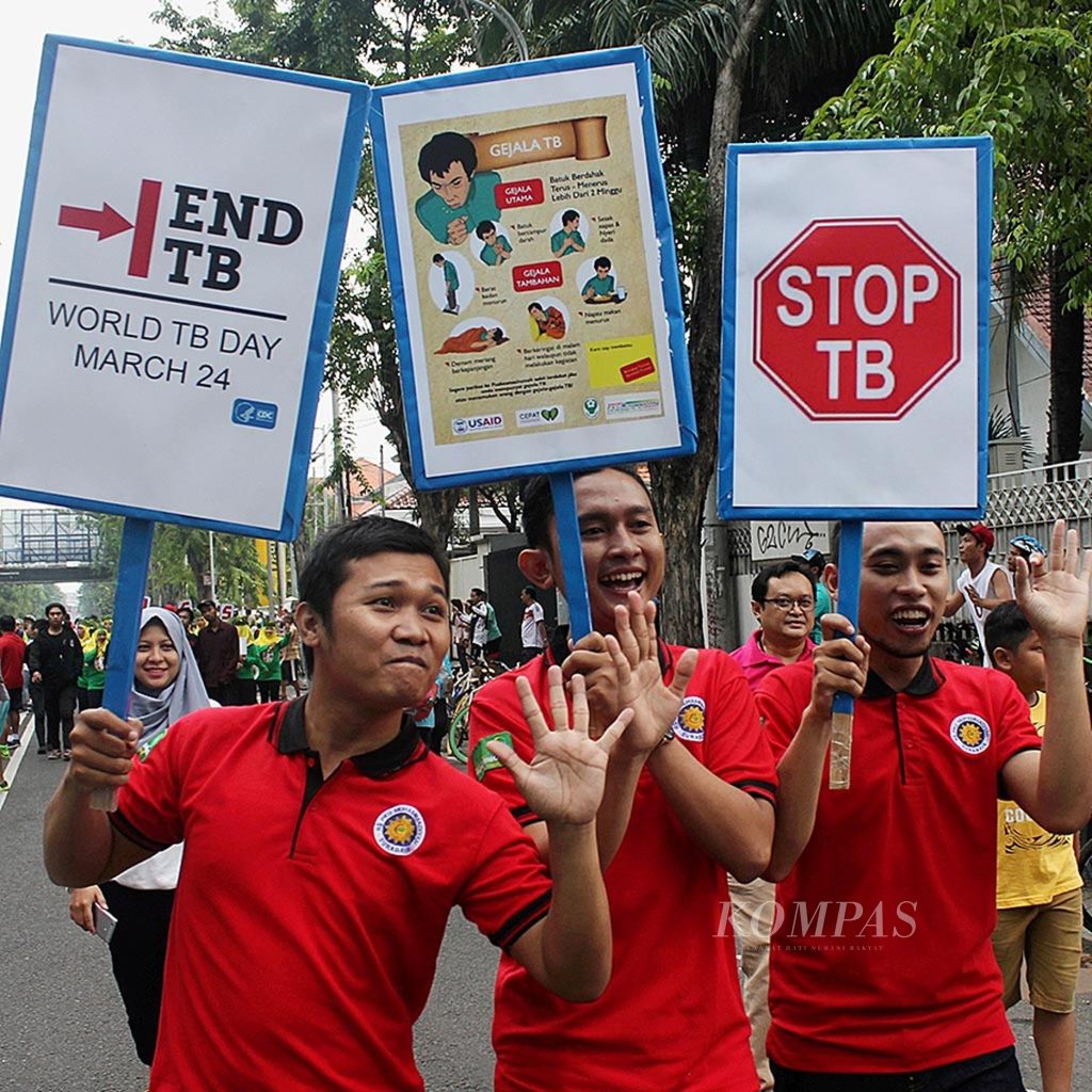 Kader Pimpinan Daerah Aisyiyah Surabaya menyosialisasikan bahaya penyakit tuberkulosis (TB) kepada warga di Hari Bebas Kendaraan Bermotor Surabaya, Jawa Timur, Minggu (19/3).